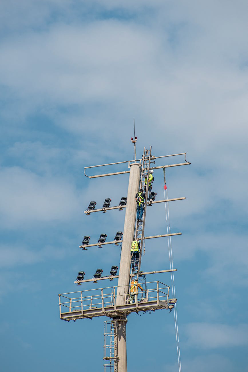 workers on altitude